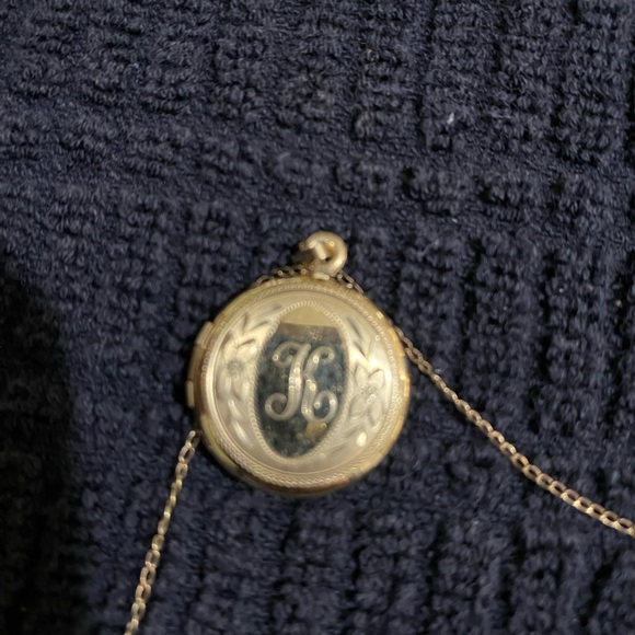 14K GF (gold filled) monogramed (K) locket with an 18 inch 14K GF chain. - Picture 4 of 5